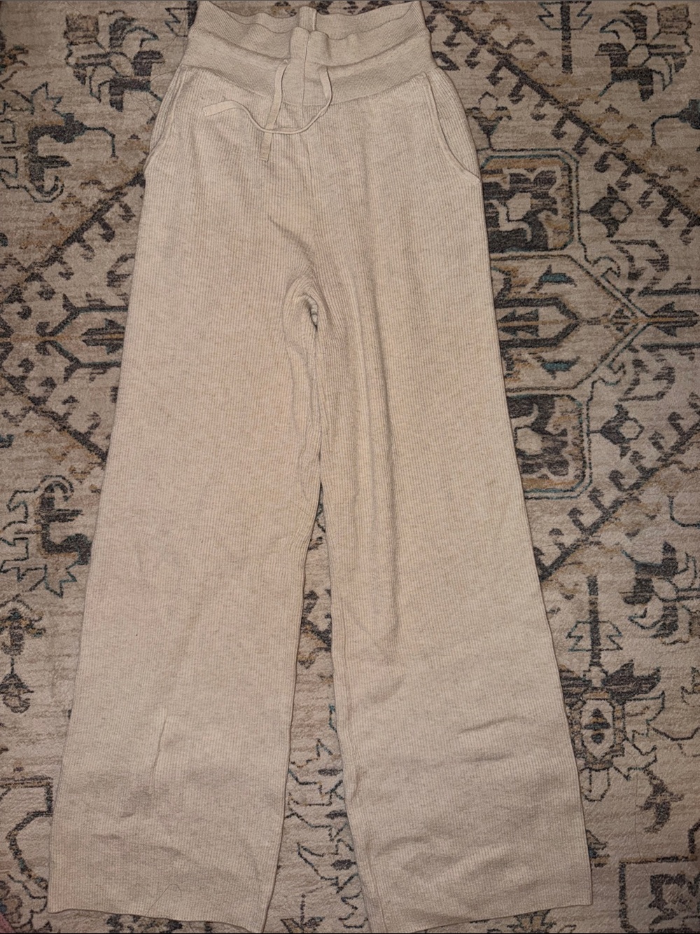 Uniqlo Women's Straight-Leg Knit Pants Set in Cream
